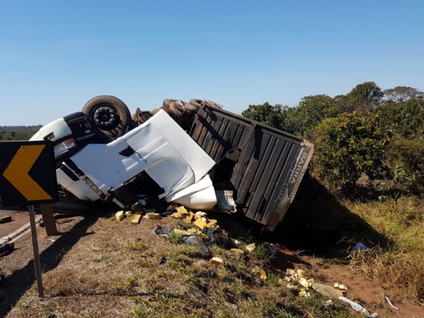 Caminhoneiro morre em tombamento de carreta com bois em rodovia