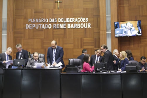 Com 16 votos, deputados aprovam PEC que reconstitui emendas impositivas