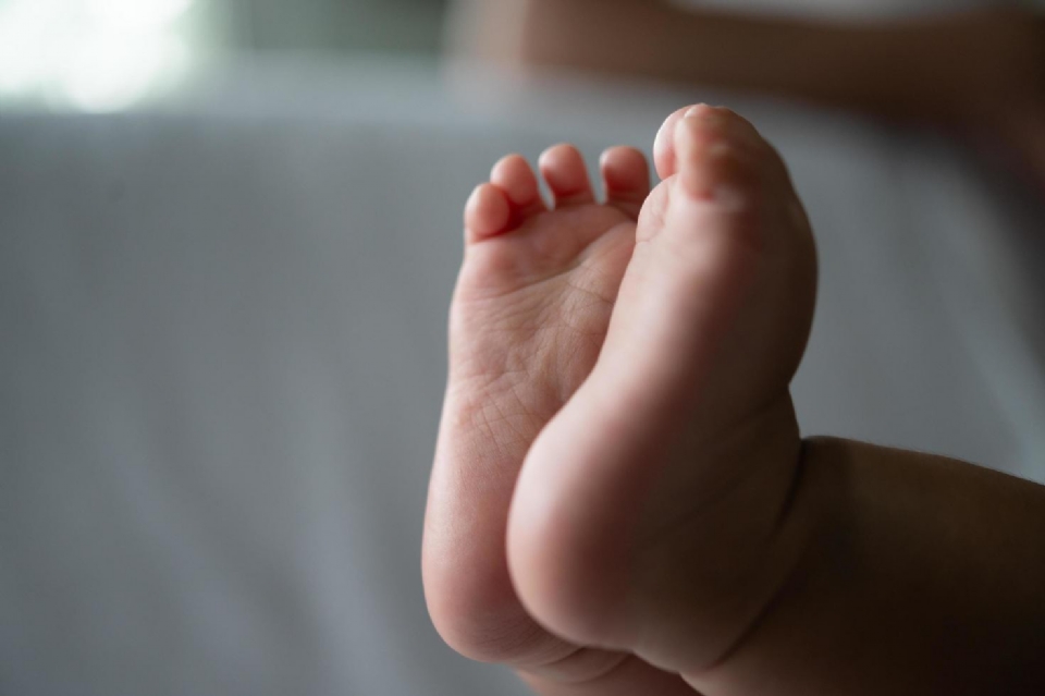 Beb de cinco meses morre engasgada com leite materno em Vrzea Grande