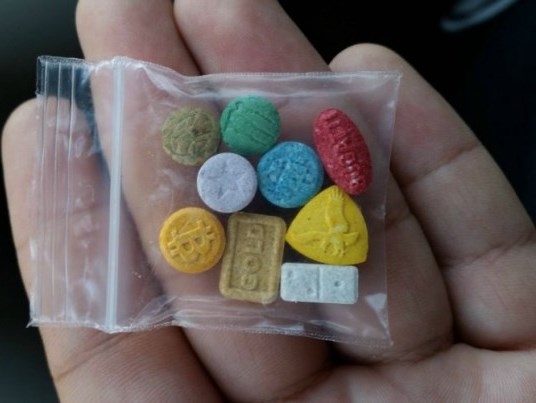 Quatro so presos escondendo LSD, maconha e 71 comprimidos de ecstasy em carro