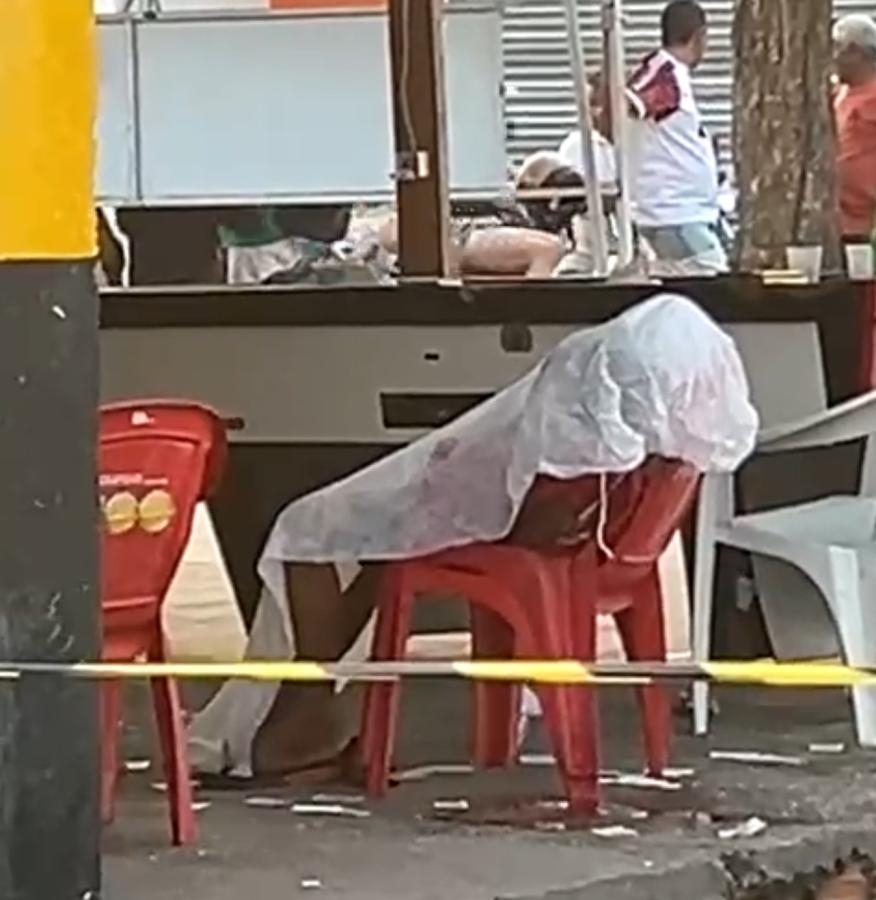 Homem  assassinado com tiros na cabea enquanto estava em bar