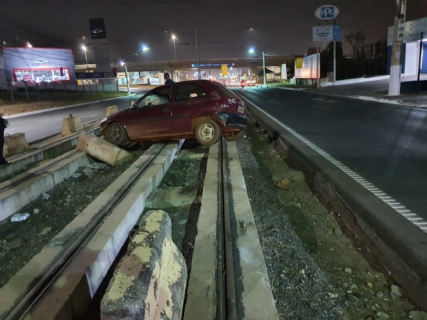 Roda trava e motorista capota nos trilhos do VLT da Avenida da FEB