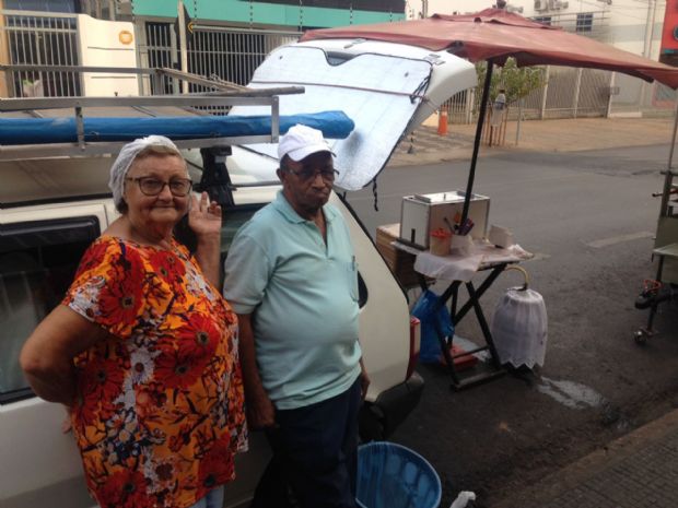 Sob sol e chuva, casal de idosos vende h  26 anos cachorro-quente  e  acompanha geraes de cuiabanos