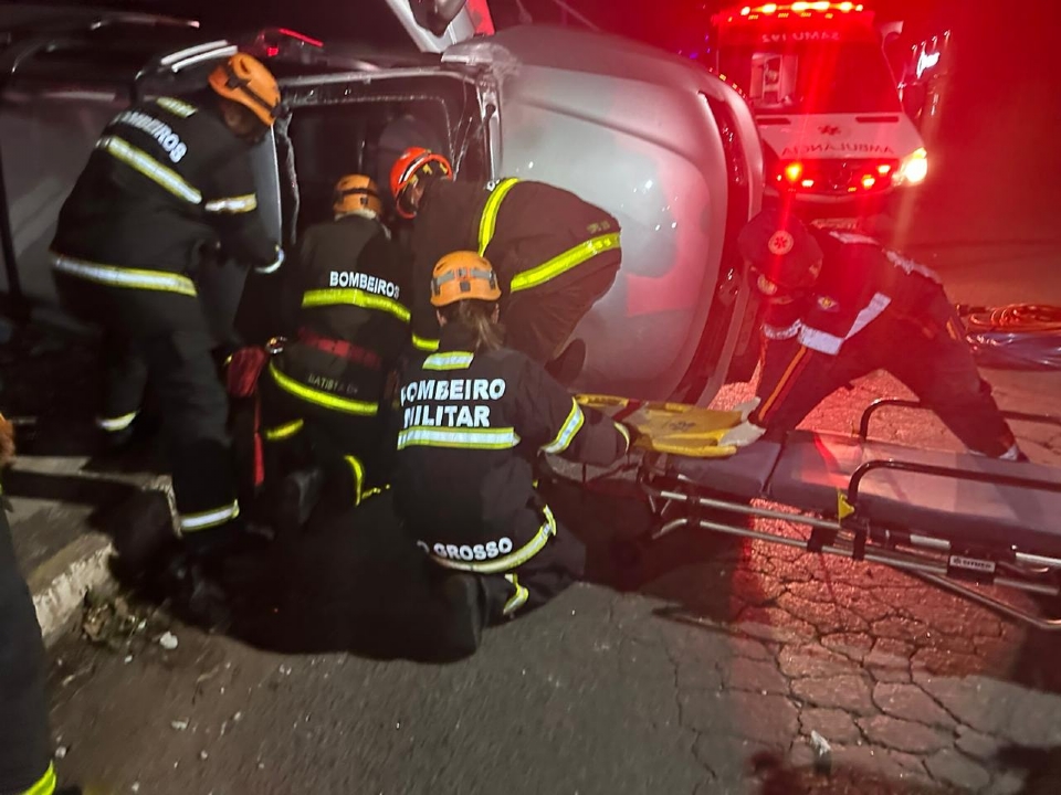 Bombeiros resgatam motorista preso s ferragens de carro na Carmindo de Campos; veja vdeo