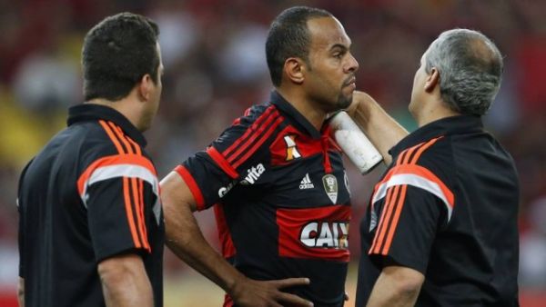 Alecsandro  atendido pelos mdicos do Flamengo ainda em campo, no jogo contra o Amrica-RN