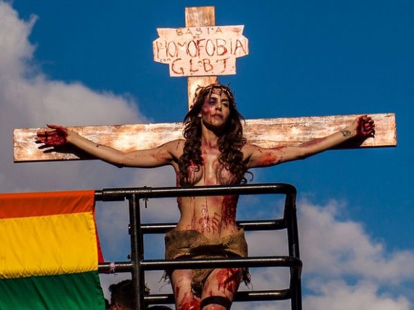 'Representei a dor que sentimos', diz transexual 'crucificada' na Parada Gay