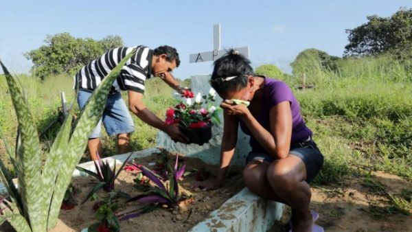 Antonio Pereira e Maria Jos prestam homenagens no stimo dia da morte de rapaz linchado no Maranho