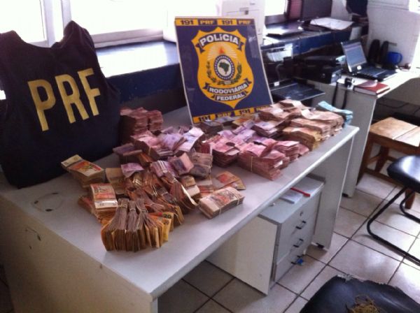 Policia Rodoviria Federal encontra R$ 287 mil escondidos em compartimento oculto de carro