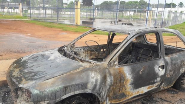 Carro e motocicleta so incendiados em Mato Grosso;  fotos 