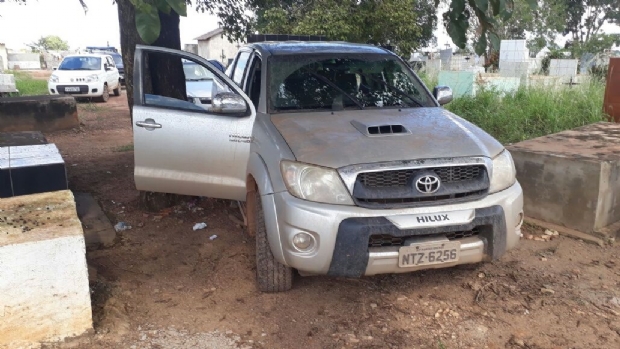 Hilux roubada  encontrada escondida em cemitrio