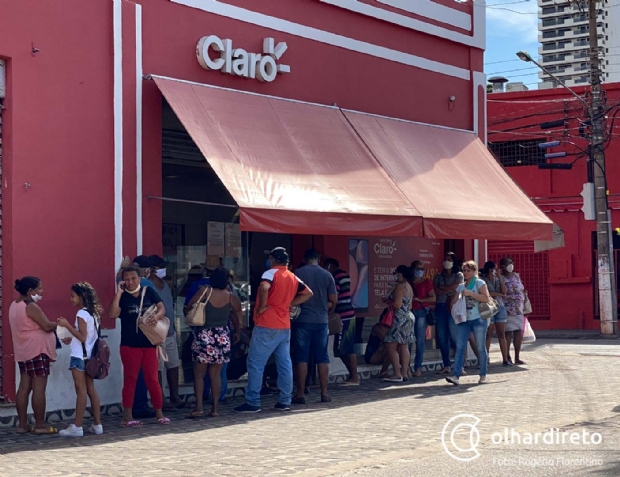 Filas da Caixa diminuem, mas pessoas continuam se aglomerando no centro de Cuiab;  veja vdeos! 