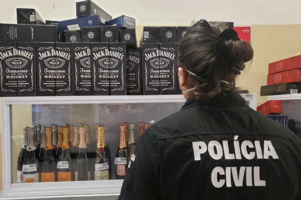 Procon e Decon apuram denncia de venda de whisky falsificado no Extra em Cuiab