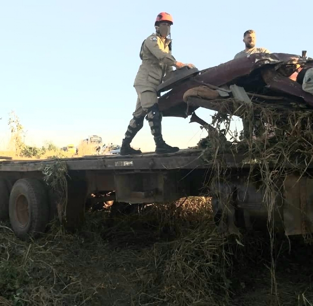 Homem morre aps perder o controle de caminho em rodovia