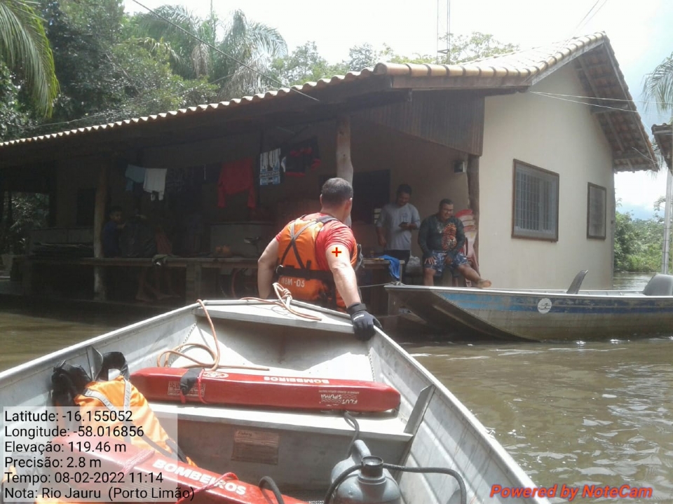 Famlias so resgatadas aps rio transbordar e invadir casas de comunidade;  fotos 