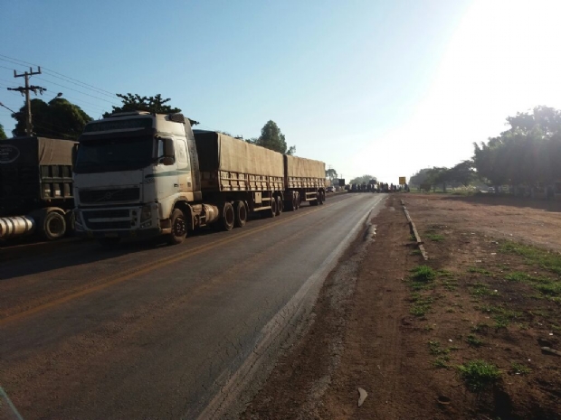 Cerca de 100 manifestantes bloqueiam rodovia reivindicando regularizao fundiria