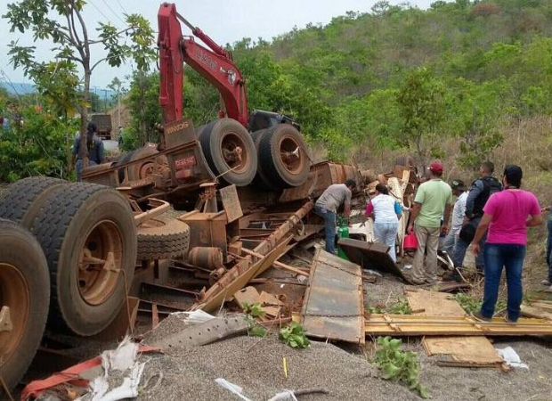 Motorista tem dedo decepado aps carreta bater em poste; cidade ficou sem energia por 4h30