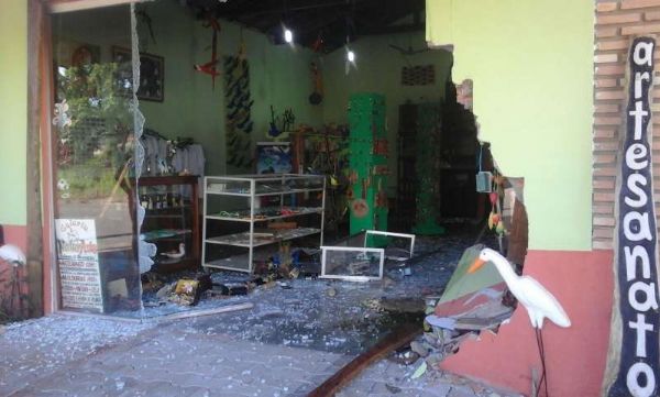 Briga em posto de gasolina termina em perseguio e destruio de loja de artesanatos