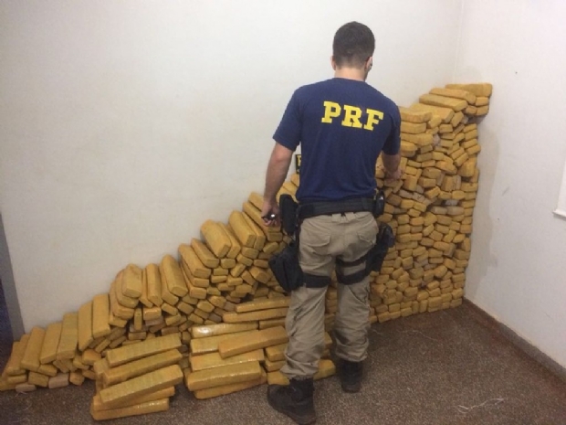 Homem perde controle de carro, bate em poste e PRF encontra 460 kg de maconha que viria para Cuiab