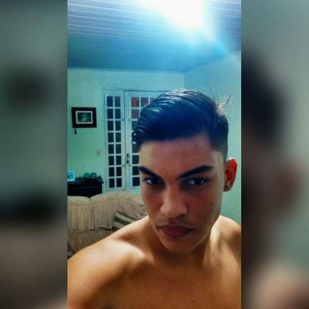 Jovem morre aps bater motocicleta em traseira de caminho