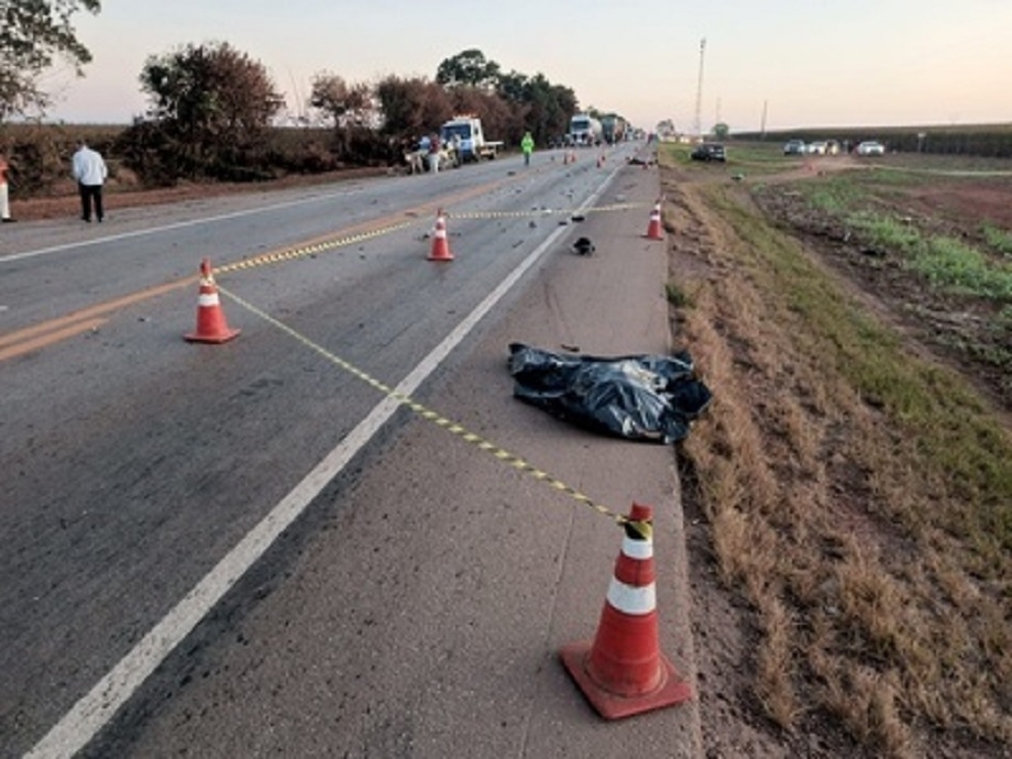 Dois jovens morrem em acidente entre motocicleta, carreta e dois carros na BR-163