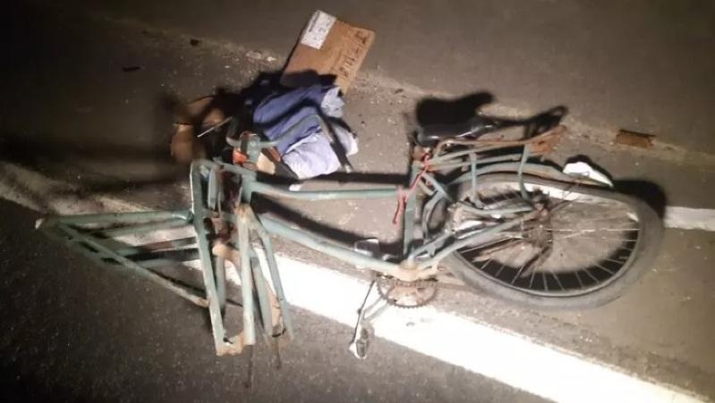Ciclista de 44 anos morre aps ser atropelado por caminho e motorista fica em estado de choque