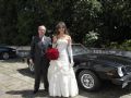 Carla Vilhena escolheu um look tradicional para seu casamento, com luvas, longa cauda e buqu vermelho 
Isac Luz/EGO