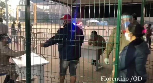 Primeiro dia do Centro de Triagem tem filas na madrugada; senhas acabam antes das 7h;  veja vdeo 