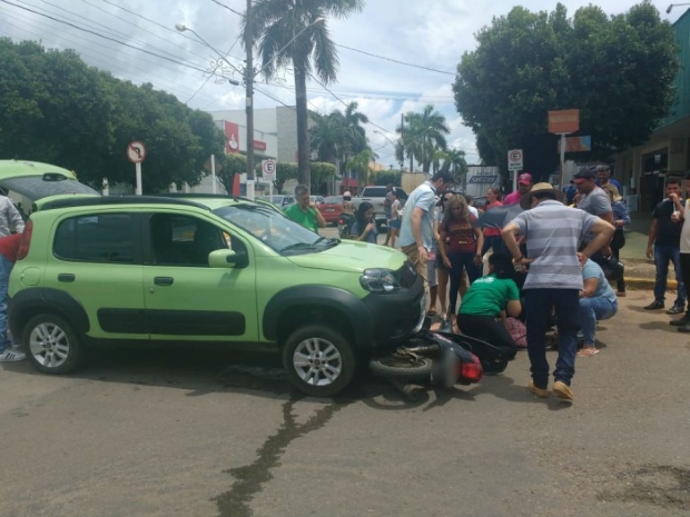 Motociclista grvida fica presa embaixo de carro aps coliso com Uno