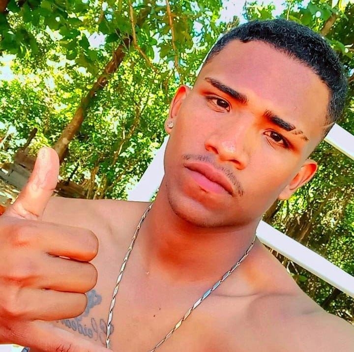 Jovem de 20 anos  morto a tiros aps criminosos invadirem casa