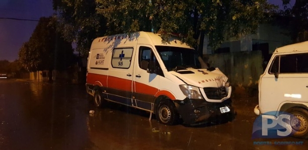 Criminosos furtam ambulncia de UPA e abandonam veculo aps baterem em Kombi