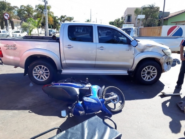 Beb de seis meses fica ferido aps acidente entre Hilux e Biz