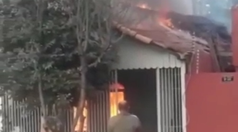 Casal de idosos  socorrido por vizinhos aps incndio em casa em cidade de MT