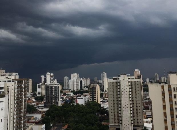 Sistema da Defesa Civil dispara alerta para risco de chuvas intensas, raios e vendavais em Cuiab