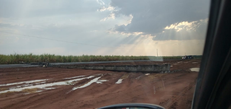 Cidades de Mato Grosso ficam sem energia aps temporal derrubar linha de transmisso; fotos e vdeo