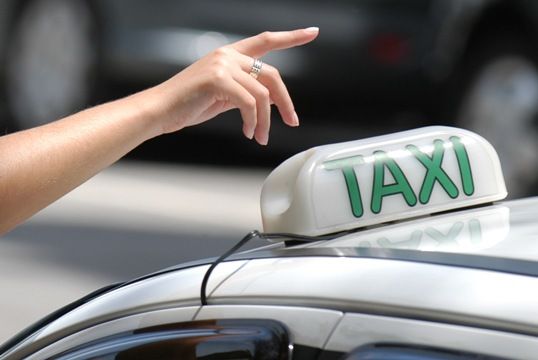 Assaltantes se passam por clientes, rendem taxista e roubam carro, dinheiro e celulares