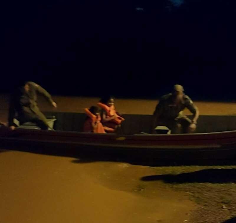 Quatro crianas so resgatadas de barco aps temporal inundar casas em Vrzea Grande