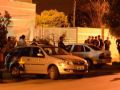 Policiais cercam residncia onde bandidos fizeram duas famlias de refns  Foto: Varlei Cordova / AGORA MT