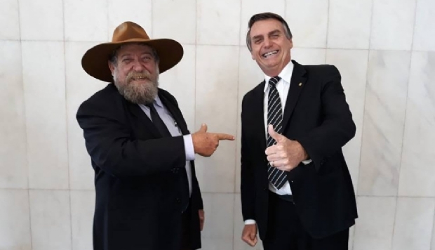 Bolsonaro parabeniza Nelson Barbudo e usa seu chapu em discurso;  Vdeo