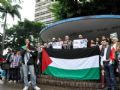 Ato contra a violncia na Faixa de Gaza reuniu dezenas de pessoas em Cuiab (Foto: Eduarda Fernandes/G1)