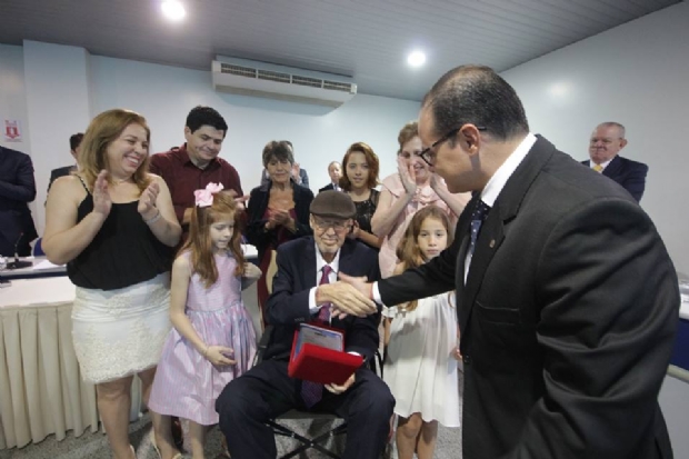 Carlos Aguiar recebendo homenagem de Leonardo Campos