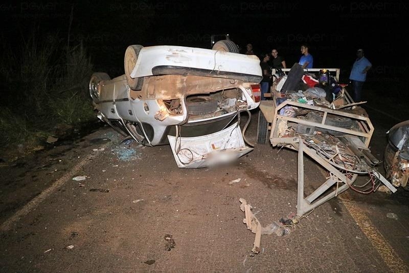 Trs pessoas ficam feridas aps caminhonete colidir em anta na pista