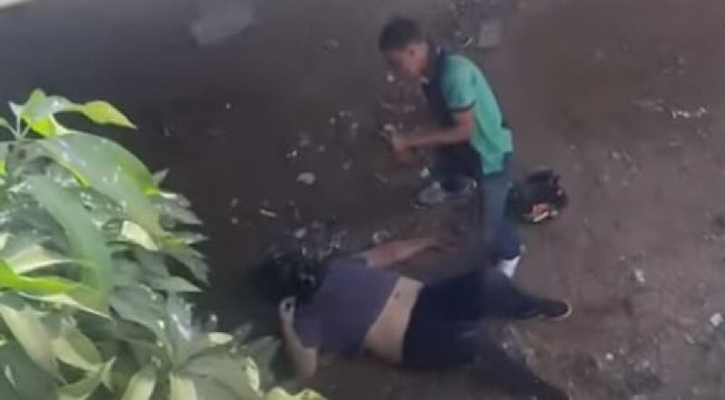 Motociclista  atingido por caminhonete, arremessado e cai em valeta de viaduto de Cuiab; assista