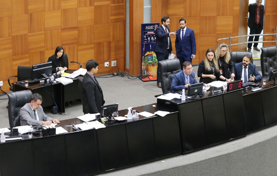 Cinco deputados fazem pedido de vista coletivo e votao da LDO  adiada para prxima semana