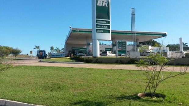 Funcionrio de posto no Florais Cuiab  feito como refm e tem arma apontada para cabea