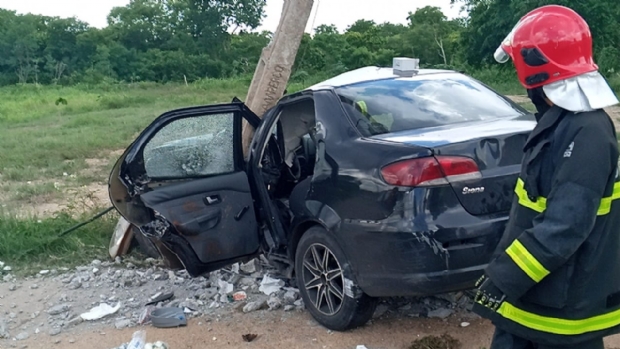 Homem de 35 anos fica preso a ferragens aps Siena colidir com poste em VG