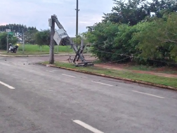 Motociclista de 24 anos morre aps bater e derrubar poste