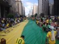 Bandeira  estendida na Avenida Paulista durante os protestos deste domingo (Foto: Isabela Leite/G1