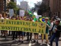 Um grupo de manifestantes exibe faixa pedindo interveno constitucional na Avenida Paulista (Foto: Gabriela Gonalves/G1