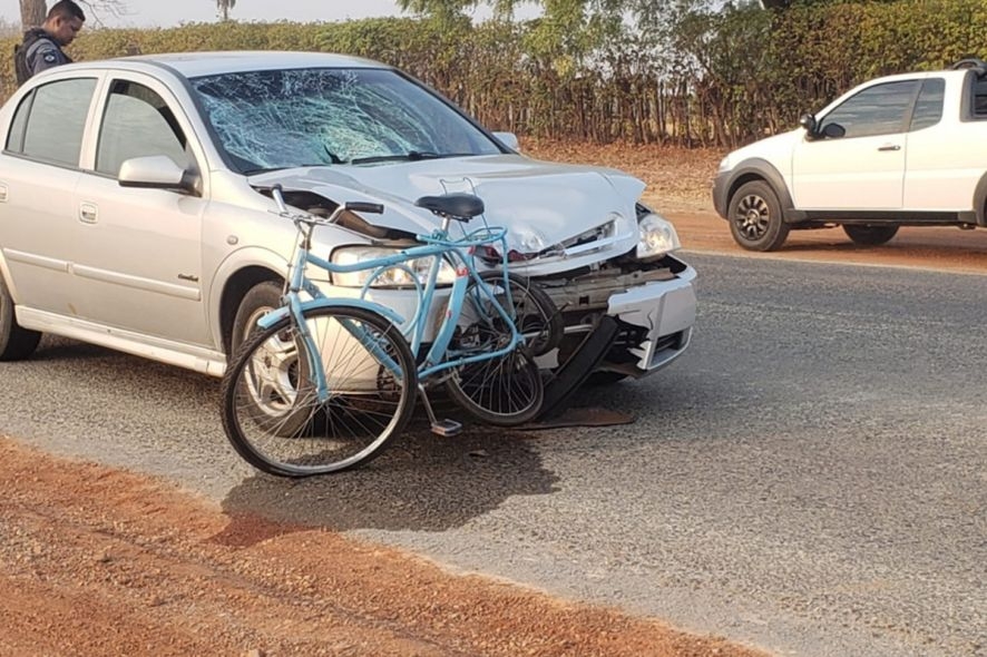 Ciclista morre atropelado por carro ao tentar atravessar rodovia