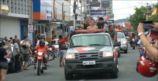 Polcia 'desfila' em carro aberto com suspeitos de matar PM na Paraba